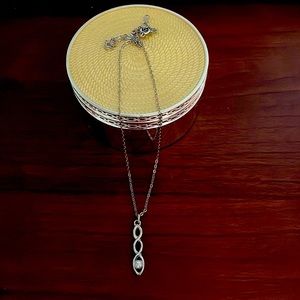 Crossed pendant necklace